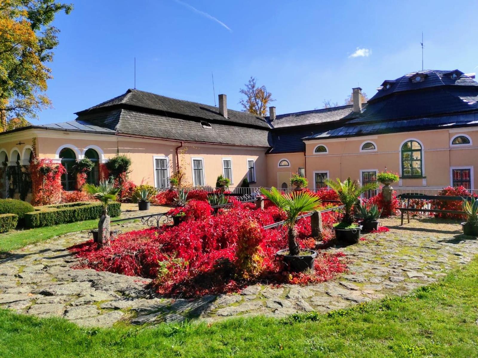 Zamek Usobi Apartment Exterior photo